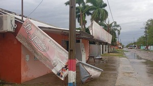 Fuerte temporal deja serios daños en San Juan, Ñeembucú