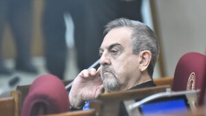 Diputados se ratifican en volver a tener la bandera con símbolos stronistas
