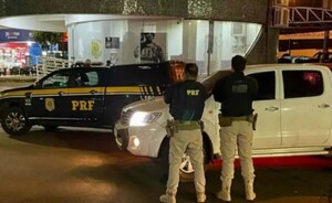 Caen dos hombres con camioneta robada en el Puente de la Amistad
