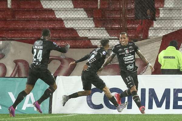 Once Caldas avanza a cuartos con doblete de Dayro Moreno  - Copa Sudamericana - ABC Color