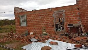 Tormenta en Concepción deja casas con paredes caídas y techos destrozados - Clima - ABC Color