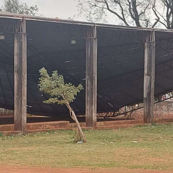 Video: fuerte temporal derriba el techo del polideportivo de una escuela en Pedro Juan - Nacionales - ABC Color