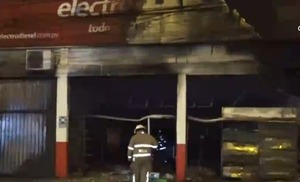 Incendio afectó a una casa de repuestos en Mariano Roque Alonso