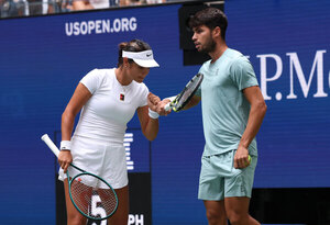 Versus / Alcaraz y Raducanu debutan con risas y derrota en estelares dobles del US Open