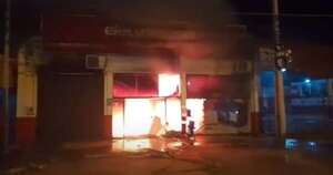 Diario HOY | Incendio en negocio de Roque Alonso moviliza a los bomberos