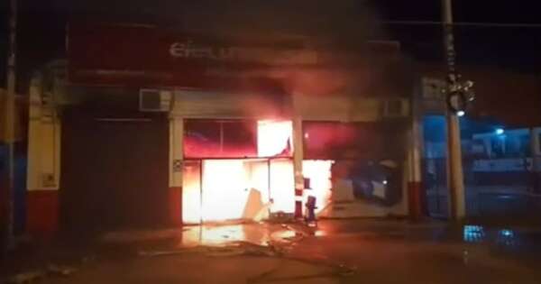 Diario HOY | Incendio en negocio de Roque Alonso moviliza a los bomberos