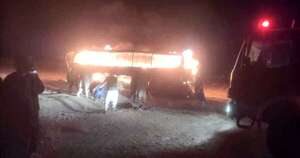 La Nación / Afganistán: choque de bus con camión cisterna deja 76 muertos