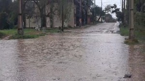 Calle inundada pone en constante peligro a familias de barrio de Mariano Roque Alonso