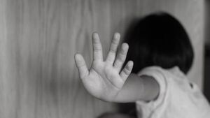 Condenan a una madre por "permitir" que su pareja abuse de su hijita