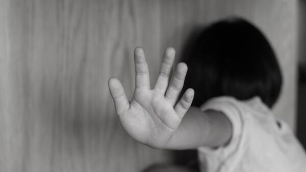 Condenan a una madre por "permitir" que su pareja abuse de su hijita