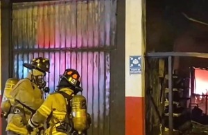 Incendio consumió local de repuestos en Roque Alonso