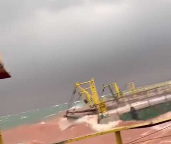 Popular / (VIDEO) Terror en barco durante vairo temporal