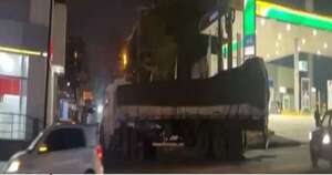 La Nación / Camión de gran porte tuvo desperfectos y causó caos en zona de 4 Mojones