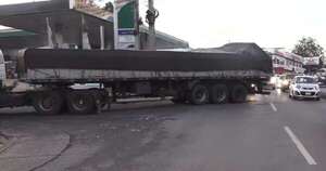 Diario HOY | Camión queda varado y provoca gran congestión vehicular sobre Acceso Sur