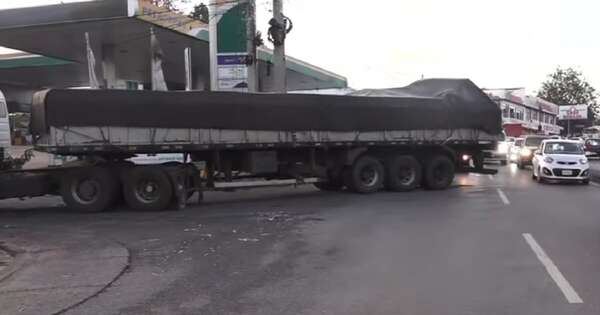 Diario HOY | Camión queda varado y provoca gran congestión vehicular sobre Acceso Sur
