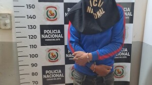 Policía detiene a hombre que amenazó con un puñal a su pareja