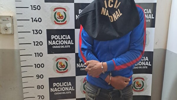 Policía detiene a hombre que amenazó con un puñal a su pareja