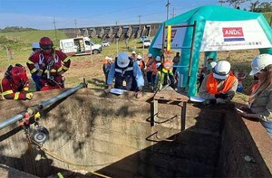 Técnicos y bomberos de Itaipú cooperan en inspección de la tubería forzada en la Central Acaray | DIARIO PRIMERA PLANA