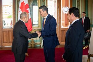 Santiago Peña recibió cartas credenciales de nuevos embajadores - .::Agencia IP::.