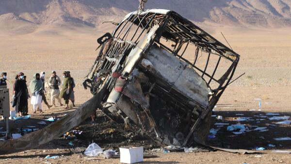 Afganistán: 76 muertos tras choque entre bus y camión cisterna | Unicanal