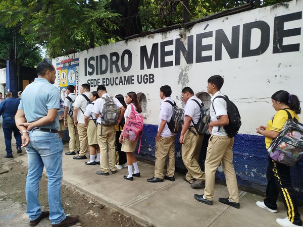Bien uniformados, corte de cabello y saludo a profesores, nuevas reglas en escuelas salvadoreñas