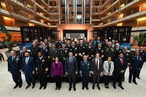 Comando Sur de EE.UU. alerta a jefes militares de Paraguay y otros de la región sobre el rol de China  - Mundo - ABC Color