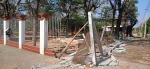 Denuncian que militar retirado echó muralla de una escuela para abrir camino a su quinta