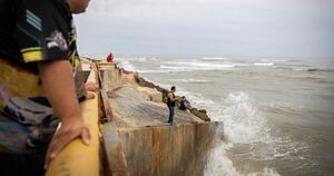 La Nación / Carolina del Norte se alista para posibles inundaciones por huracán Erin