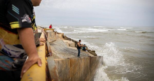 La Nación / Carolina del Norte se alista para posibles inundaciones por huracán Erin