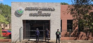 Allanan oficina del Crédito Agrícola en Pirapó por supuesto esquema de estafa