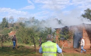 Incendio destruyó una vivienda precaria en Mallorquín