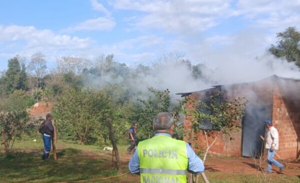 Incendio destruyó una vivienda precaria en Mallorquín