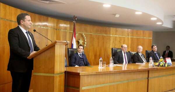 La Nación / Juez presentó su obra jurídica sobre garantías constitucionales en el proceso paraguayo