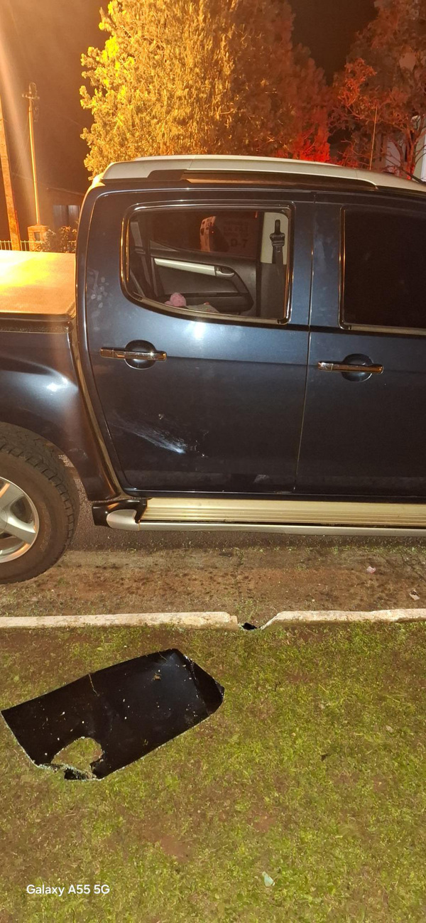 Delincuentes hurtan objetos del interior de un vehículo en La Paz