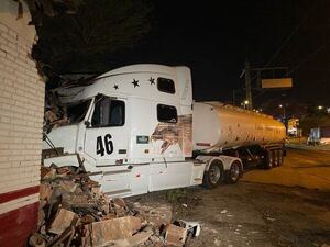 Camión cisterna boliviano cargado de combustible choca contra una vivienda - Policiales - ABC Color