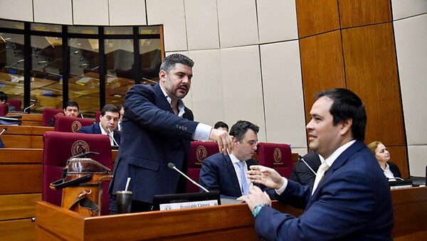 Nenecho rechaza renunciar en medio de fuerte presión