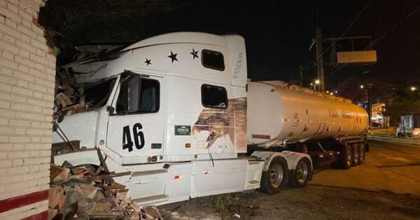 Diario HOY | Camión de combustible se incrustó contra una vivienda