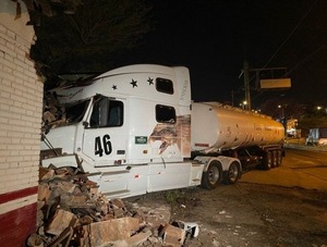 Camión que transportaba combustible embistió contra una vivienda en zona de Cuatro Mojones
