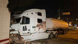 Camión de combustible se incrustó contra una vivienda