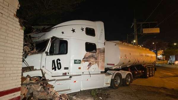 Camión de combustible se incrustó contra una vivienda