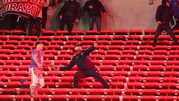 La violencia triunfa en una noche negra para el fútbol
