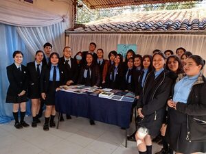 Popular / Bochos: ¡Estudiantes presentaron libros de cuentos artesanales!
