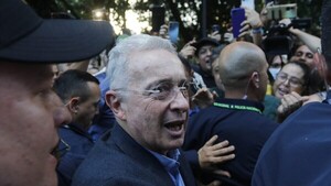 Álvaro Uribe recibe la libertad y convoca de inmediato a un primer acto público