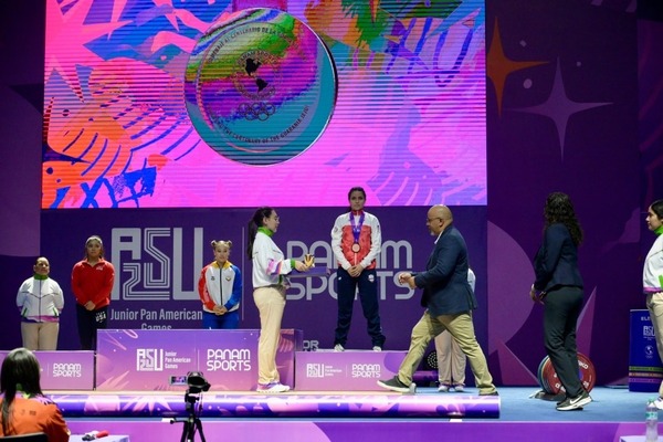 Violeta Fernández Martino ganó la medalla de bronce en halterofilia