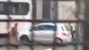 Roce de vehículos acaba con disparos y un detenido en una zona escolar en Asunción