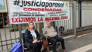Sol Chávez: padres de la joven asesinada se encadenan pidiendo celeridad de Tribunal de Apelaciones - PDS RADIO Y TV