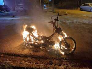 Motocicleta se incendia en el barrio Ka’aguy Rory de Encarnación