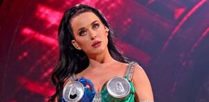 Popular / (VIDEO) ¡Hesukena! Cantante se electrocutó en medio de su concierto