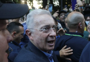 Álvaro Uribe recupera su libertad y convoca a su primer evento público en Sabaneta