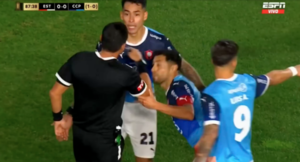 Versus / ¿Qué quiso hacer? El insólito piscinazo de Sergio Araújo en el área rival